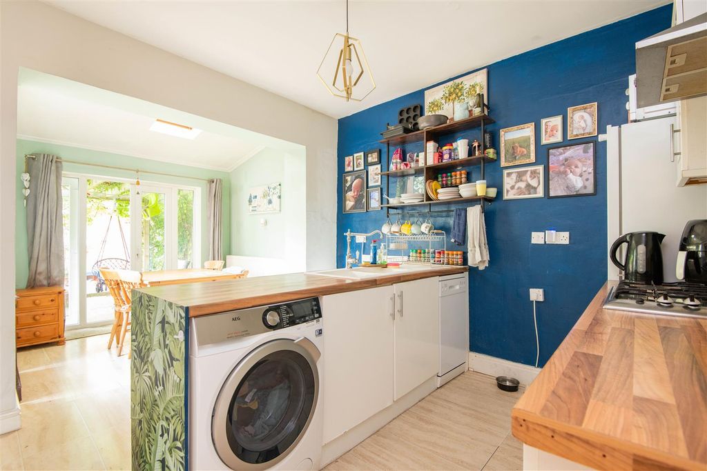 Property photo 3 of 17 Kitchen