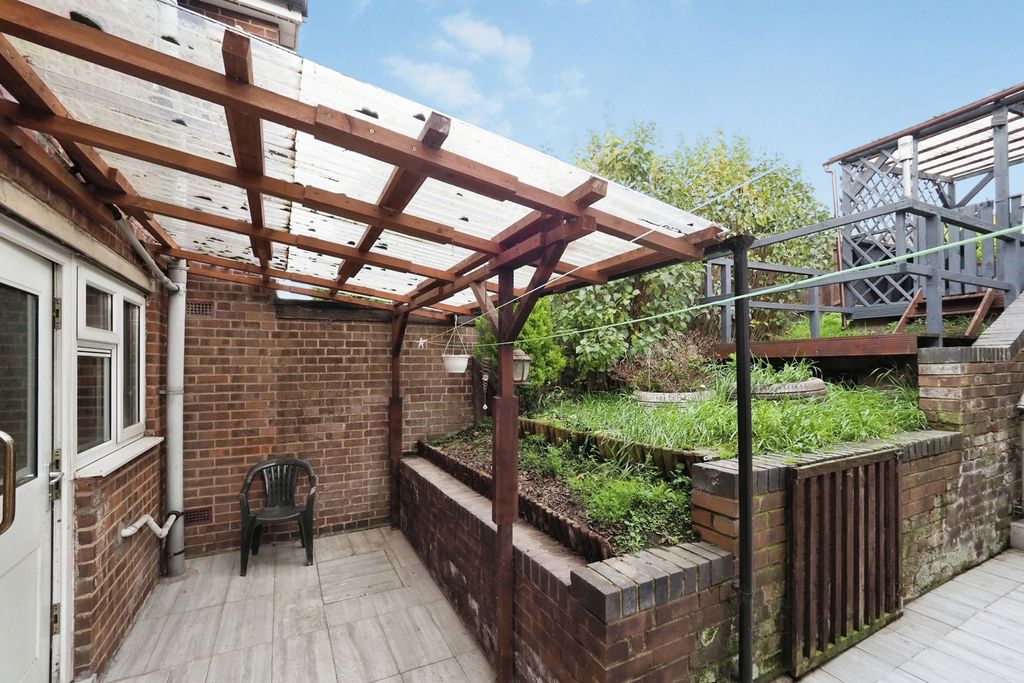 Property photo 2 of 17 Garden