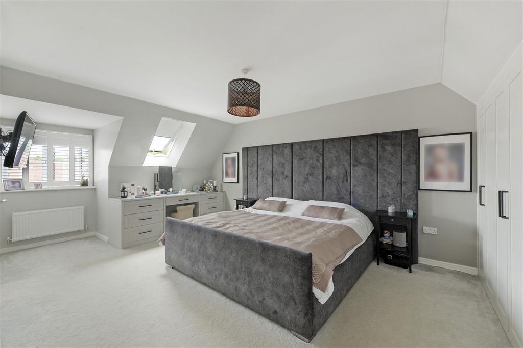 Property photo 1 of 13 Main Bedroom