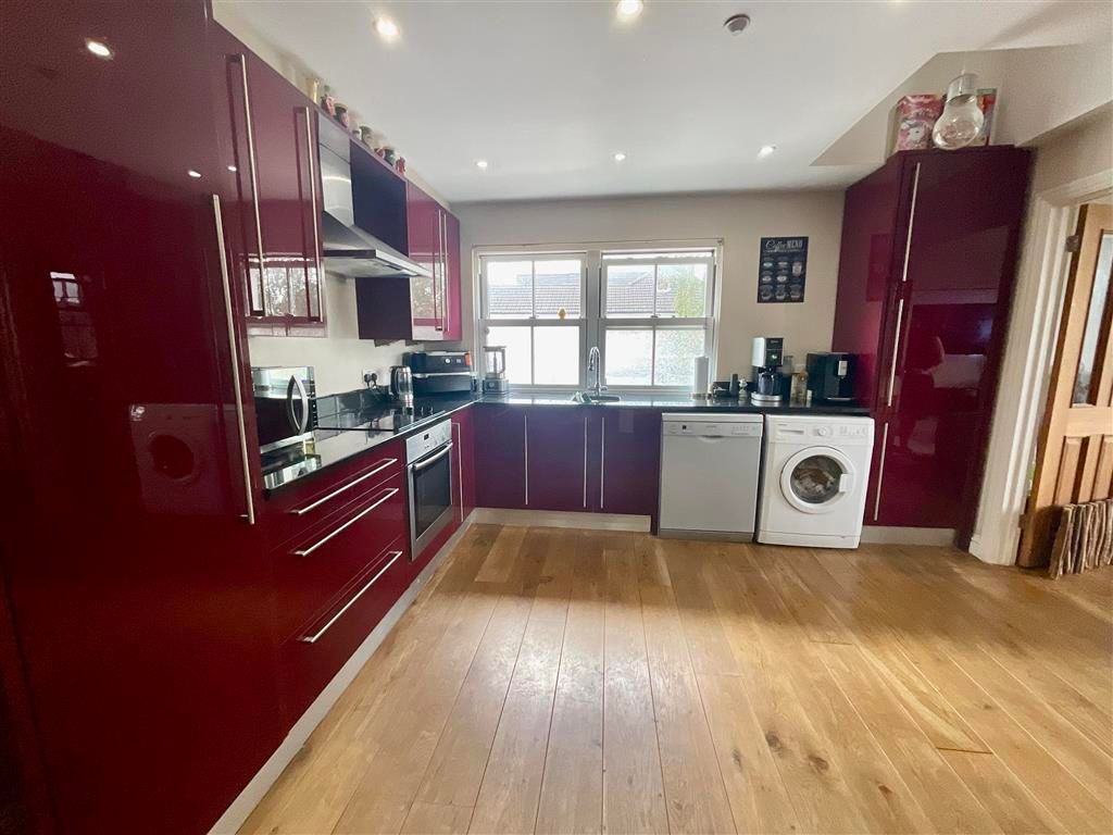 Property photo 3 of 10 Kitchen