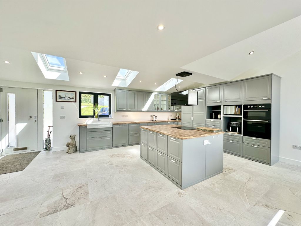 Property photo 1 of 37 Picture No. 12