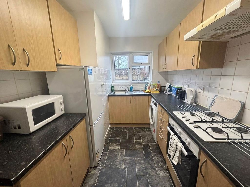 Property photo 2 of 7 Kitchen 1