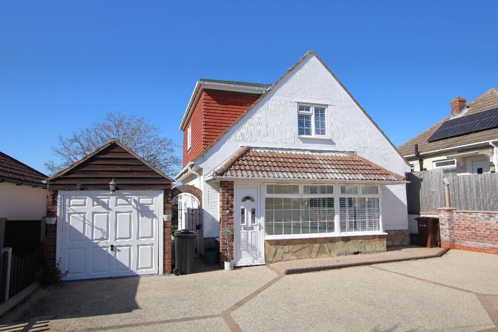 Property photo 1 of 30 Chelmsford Road, Holland On Sea