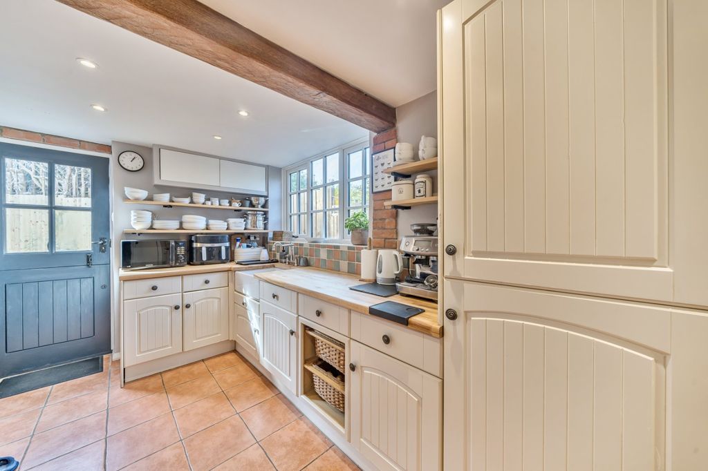 Property photo 3 of 19 Kitchen