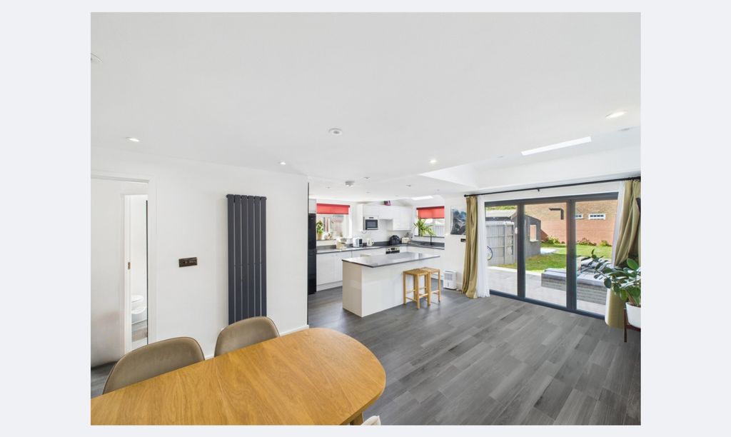 Property photo 2 of 12 Presented By Nicoleta At Ewemove Bexleyheath And