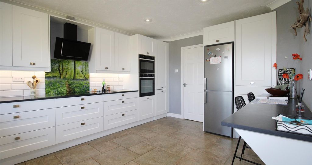 Property photo 3 of 17 Kitchen