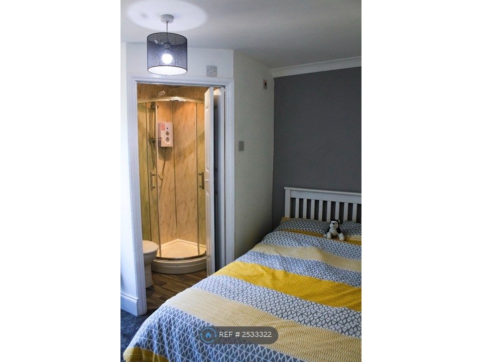 Property photo 2 of 11 Ensuite Bedroom