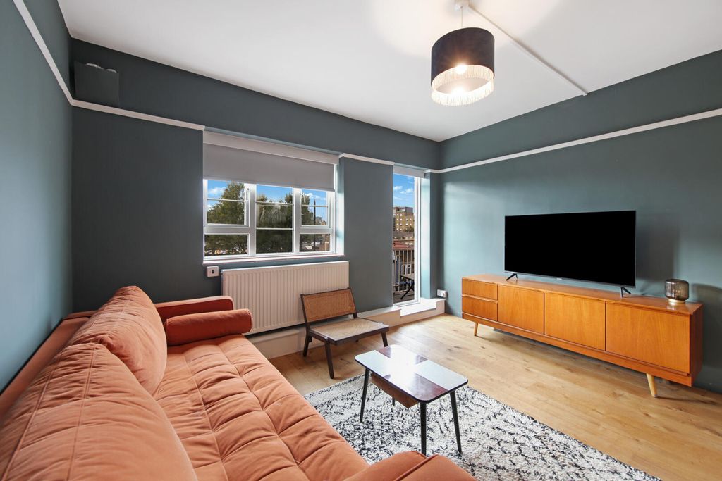 Property photo 1 of 10 Living Room