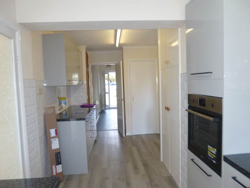 Property photo 3 of 10 Shirley Close Kitchen 3