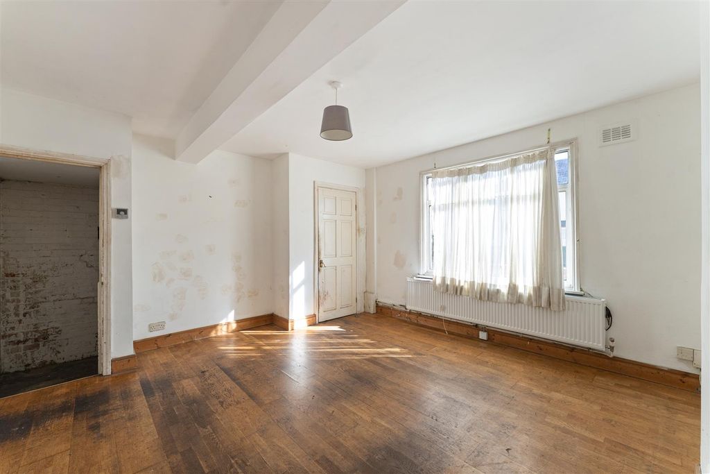 Property photo 2 of 21 Reynardson Road, N17