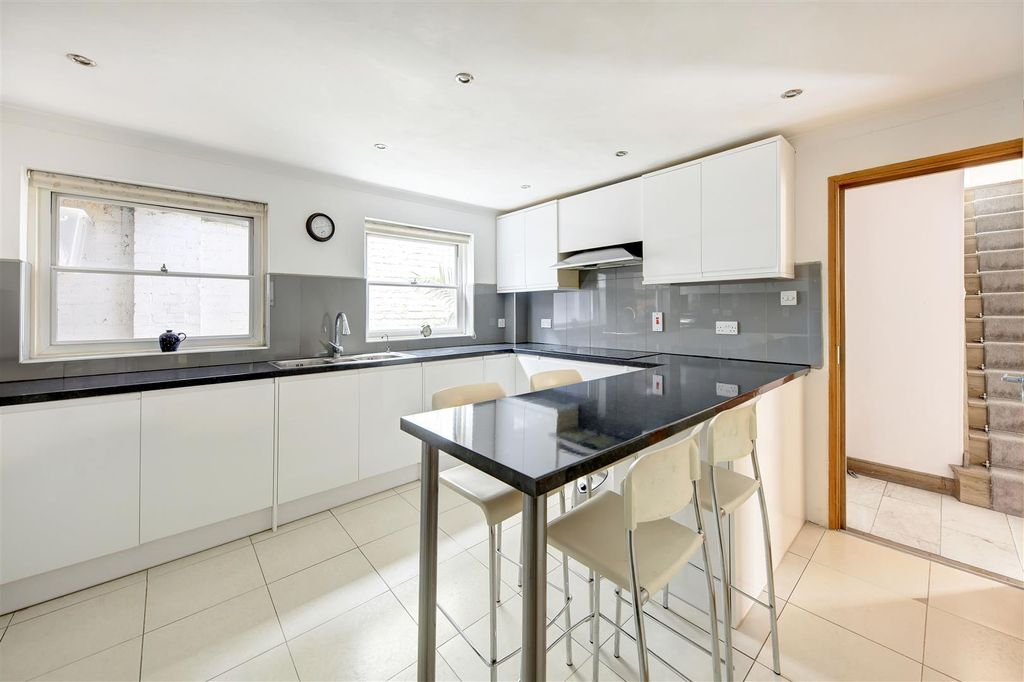 Property photo 2 of 18 Kitchen