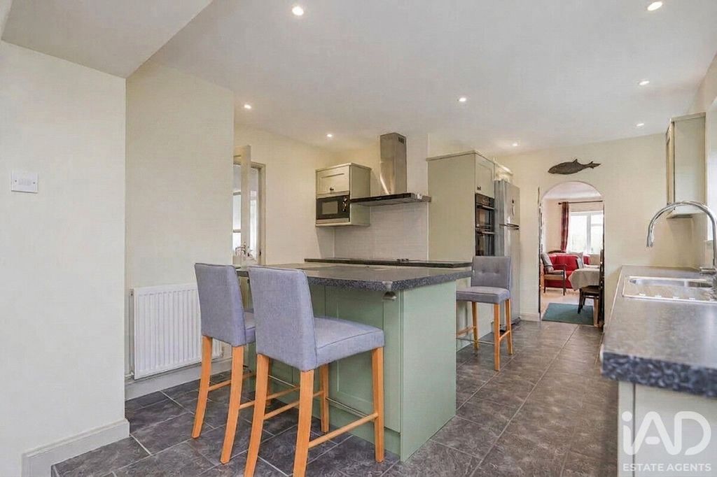Property photo 2 of 28