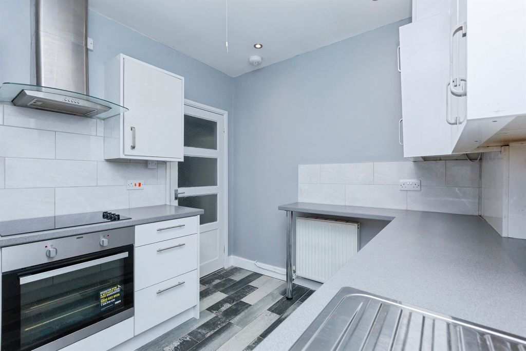 Property photo 3 of 17 Kitchen