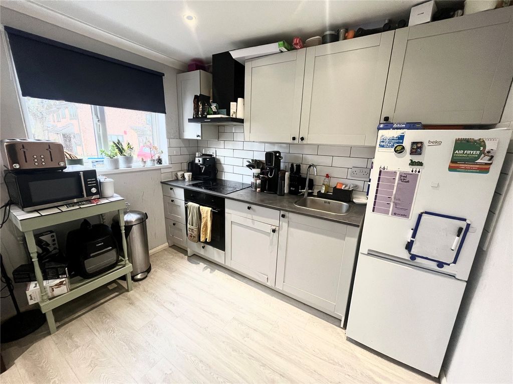 Property photo 2 of 8 Kitchen