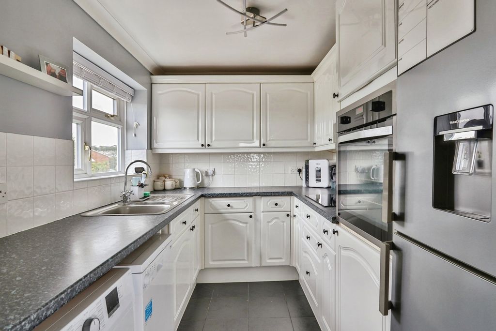 Property photo 3 of 17 Kitchen