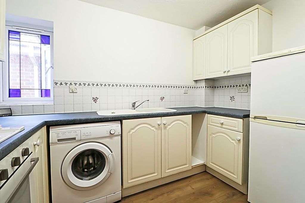 Property photo 3 of 9 Kitchen