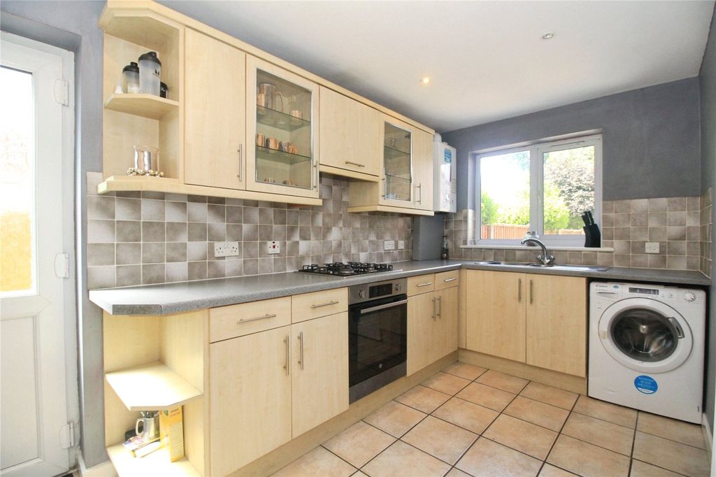 Property photo 2 of 15 Fitted Kitchen