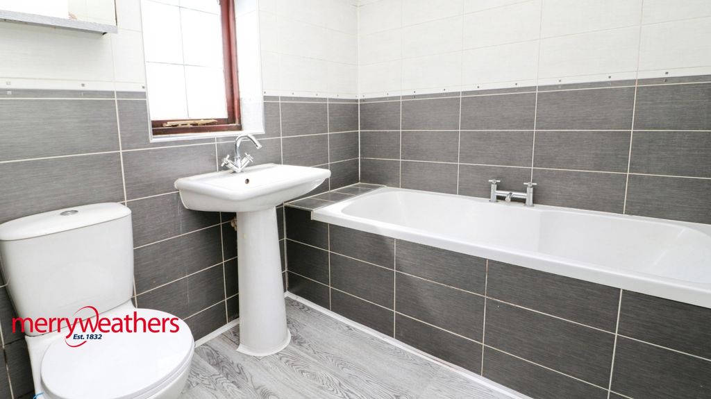 Property photo 3 of 10 Bathroom