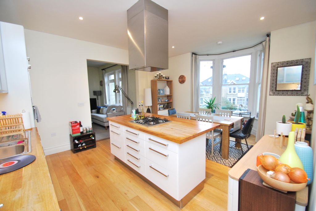 Property photo 2 of 7 Kitchen