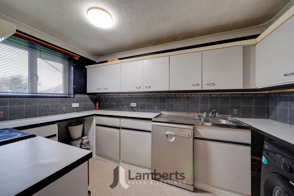 Property photo 3 of 11 Kitchen