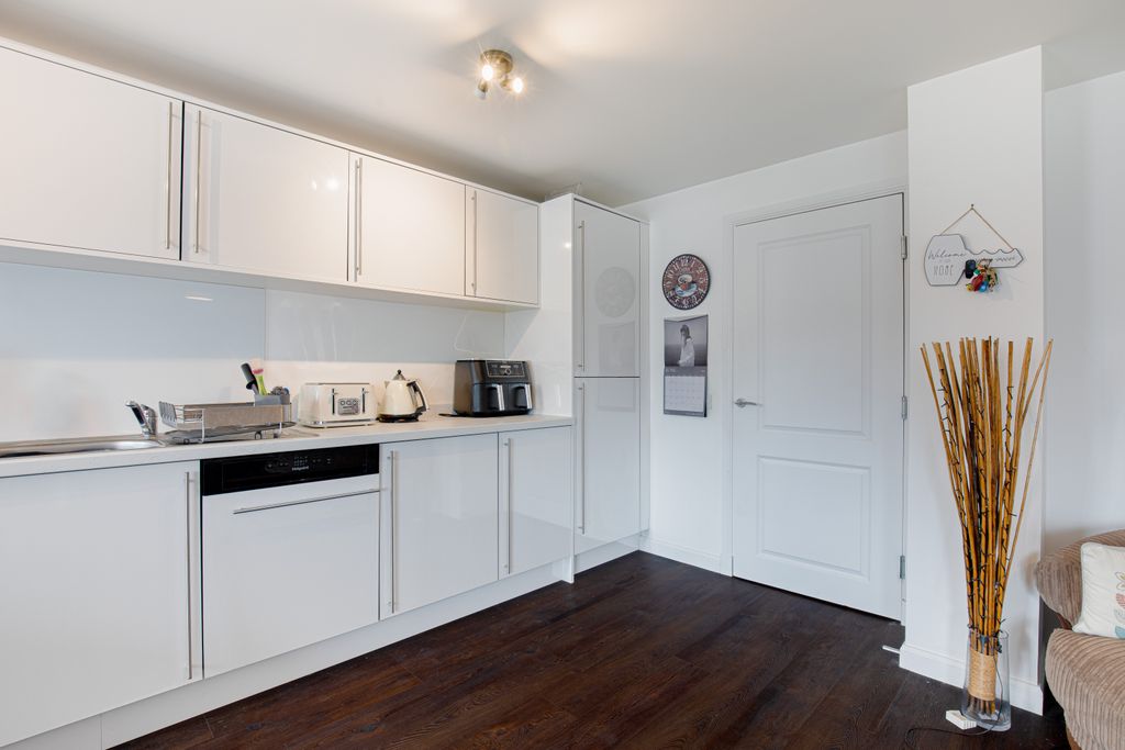 Property photo 2 of 17 Kitchen2
