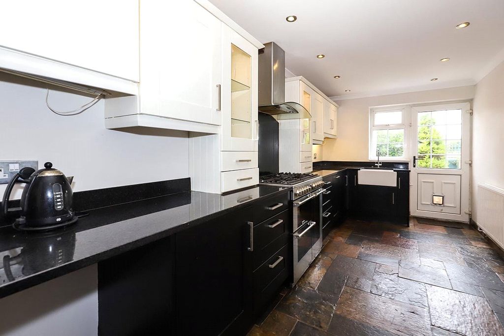 Property photo 3 of 12 Modern Kitchen