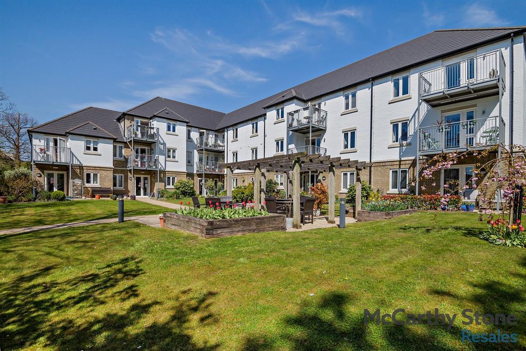 Property photo 1 of 17 Communal Gardens