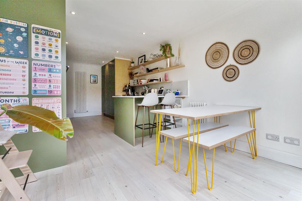 Property photo 2 of 28 Wallace Mews, 1-014.Jpg