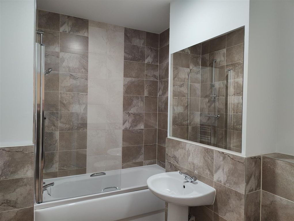 Property photo 3 of 9 Bathroom