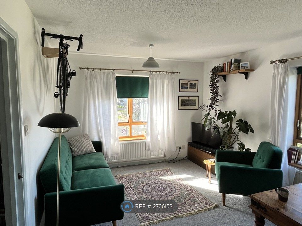 Property photo 1 of 6 Bright And Spacious Living Room