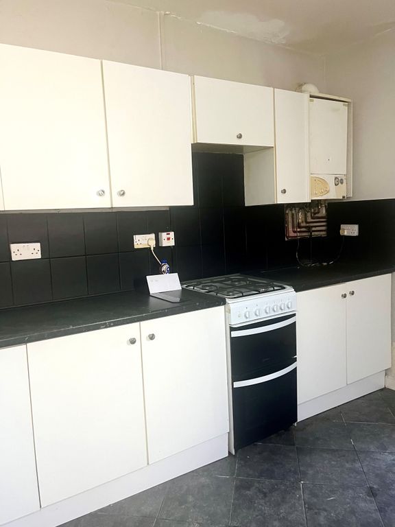 Property photo 1 of 12 106 New Road, Skewen