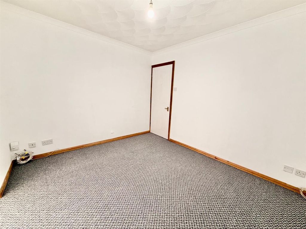 Property photo 3 of 10 Living Room