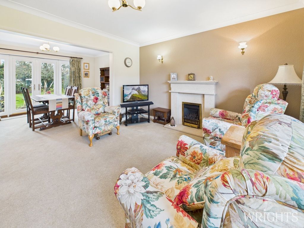 Property photo 2 of 18 Lounge