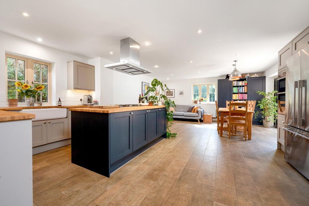 Property photo 2 of 19 Kitchen