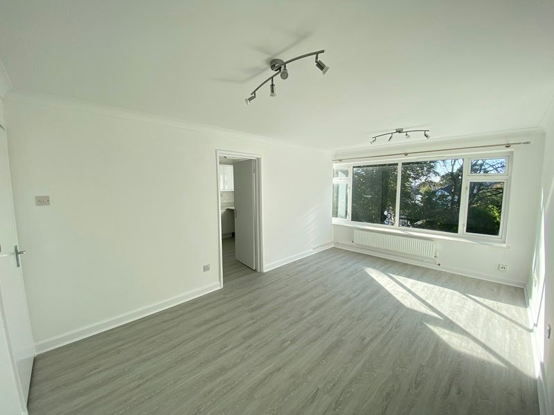 Property photo 2 of 6 Lounge