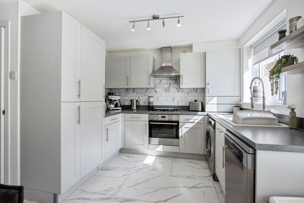 Property photo 3 of 19 Kitchen