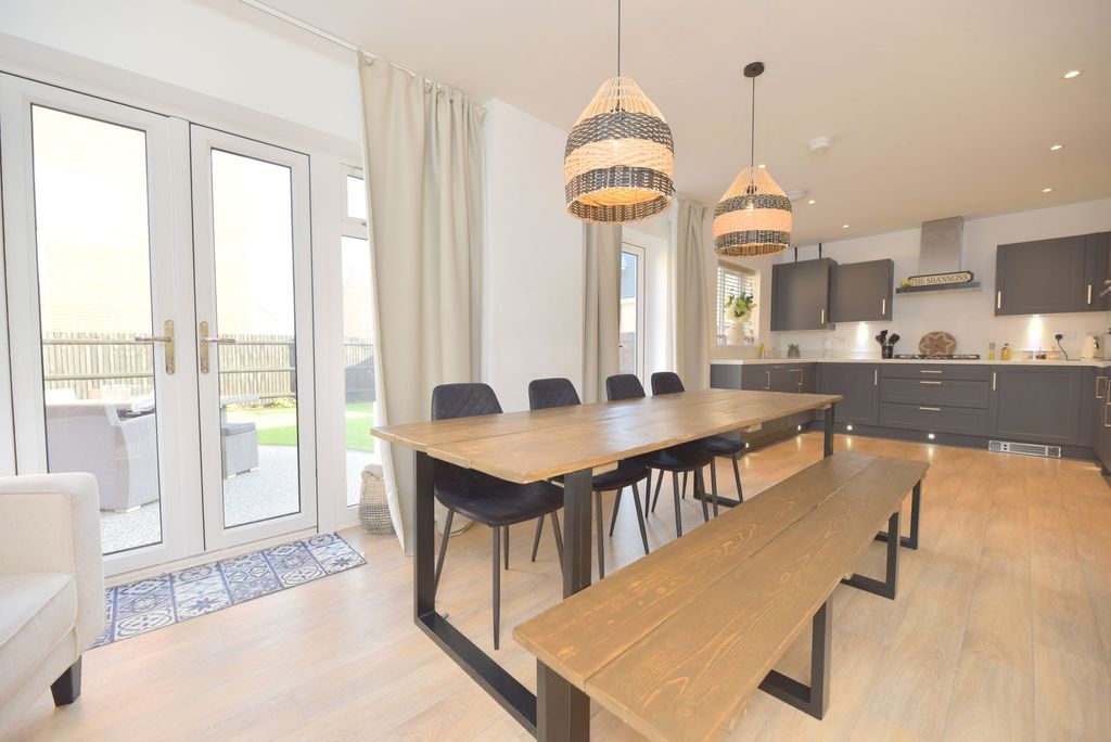 Property photo 2 of 32