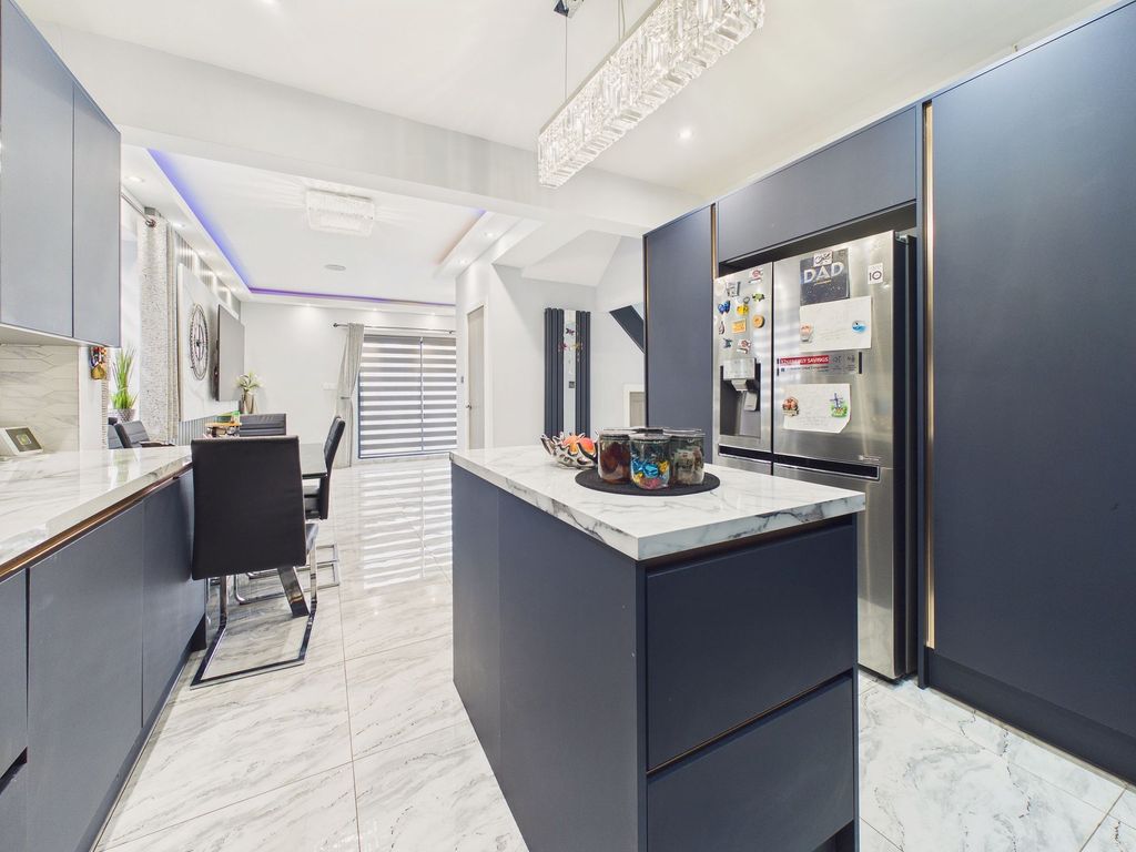 Property photo 2 of 16 Dining Kitchen