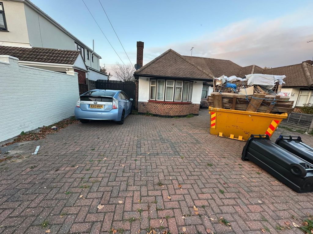 Property photo 1 of 17 A Lovely Three Bedroom Bungalow To Let In Westcliff-On-Sea, Ss0