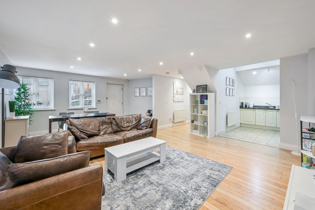 Property photo 3 of 14 Highstreet, Ewell Village, Epsom