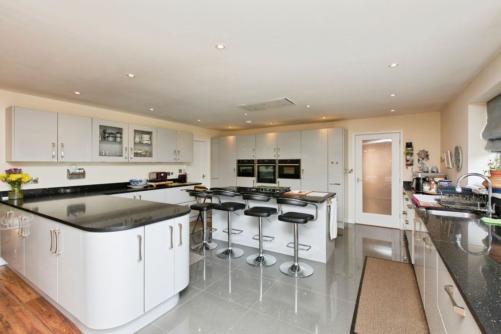 Property photo 3 of 31 Kitchen