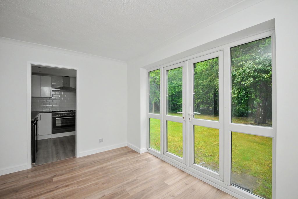 Property photo 3 of 13 2 The Lodge, The Plain, Epping, CM16 6Tp