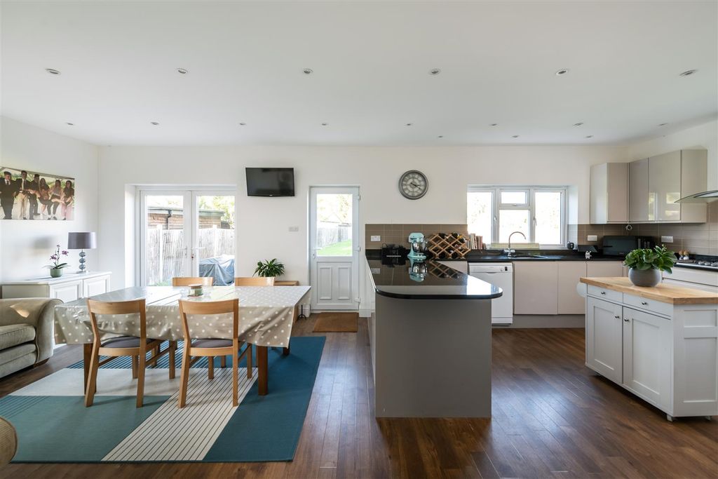 Property photo 2 of 25 The Oaks More Internals16.Jpg