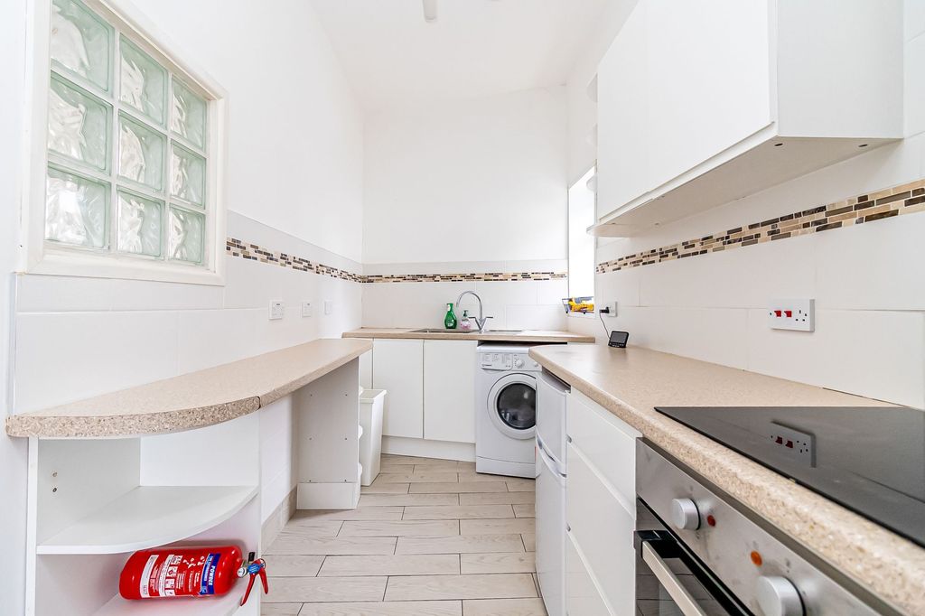 Property photo 3 of 11 Kitchen
