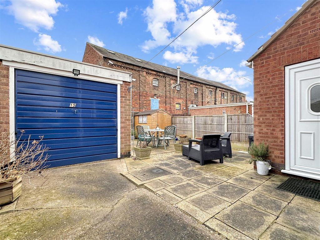 Property photo 3 of 15 Garage & Rear Garden 025