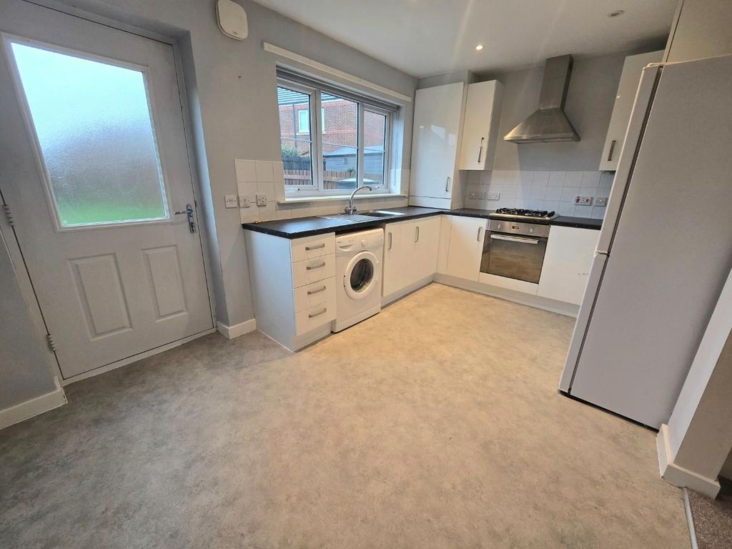 Property photo 3 of 10 Kitchen