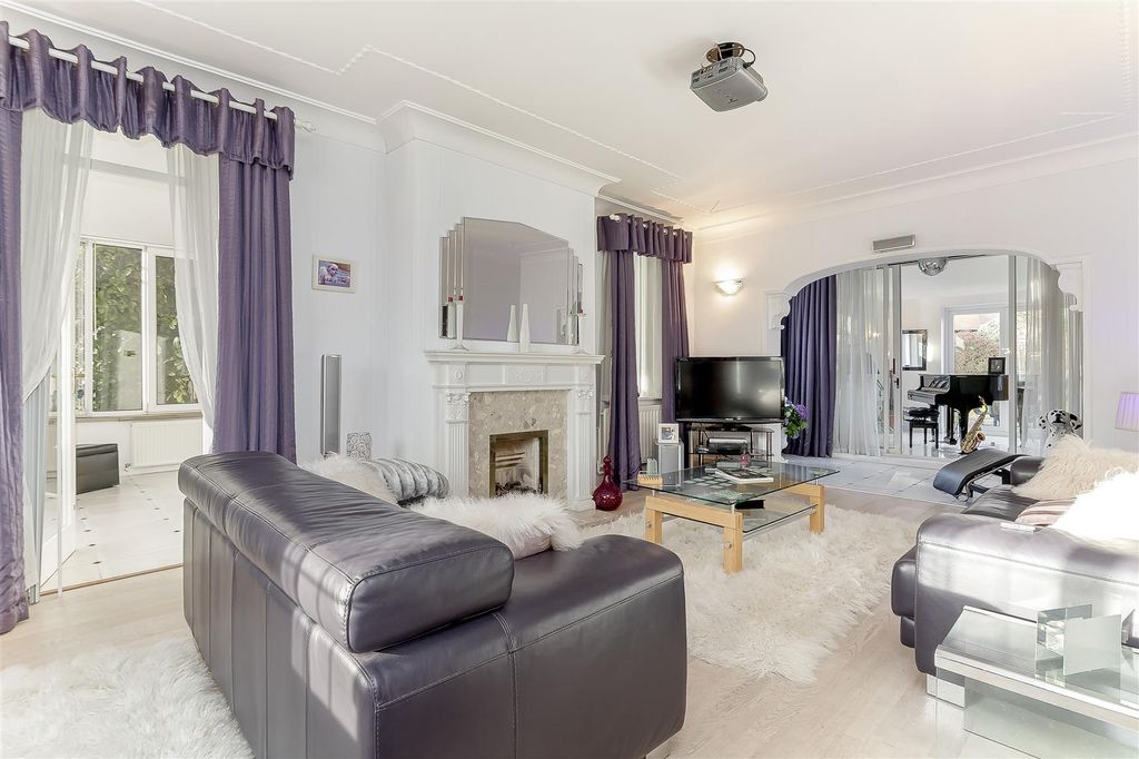 Property photo 2 of 37 Lounge - A.Jpg