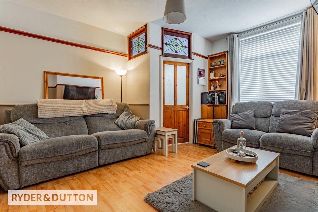 Property photo 3 of 16 Lounge