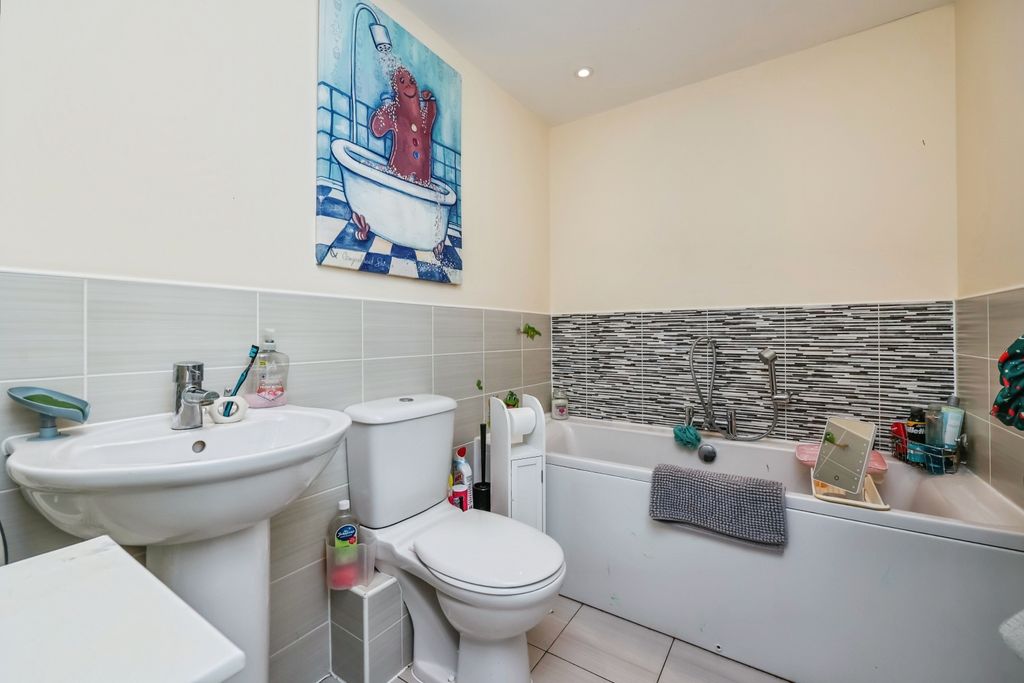 Property photo 3 of 9 Bathroom