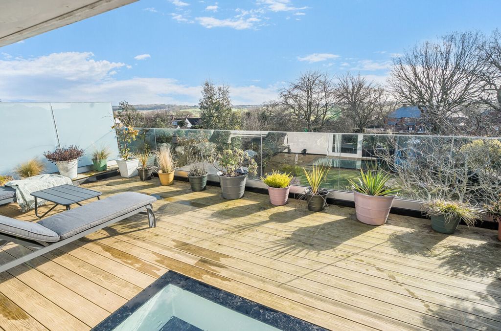 Property photo 2 of 39